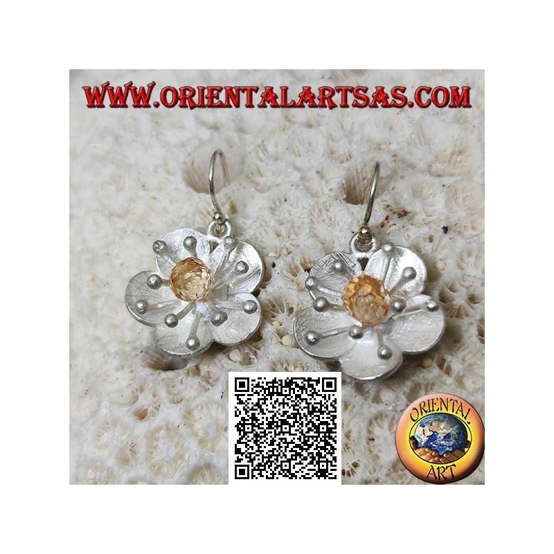 Orecchini in argento satinati a forma di fiore con anemone di mare e zircone citrino centrale