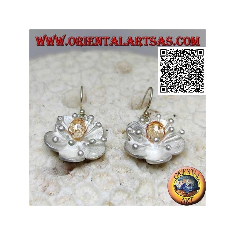 Orecchini in argento satinati a forma di fiore con anemone di mare e zircone citrino centrale