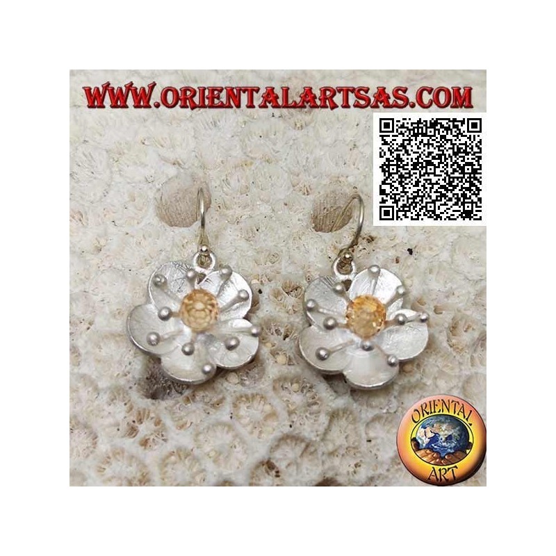 Pendientes de plata satinada en forma de flor con anémona de mar y circonita citrina central