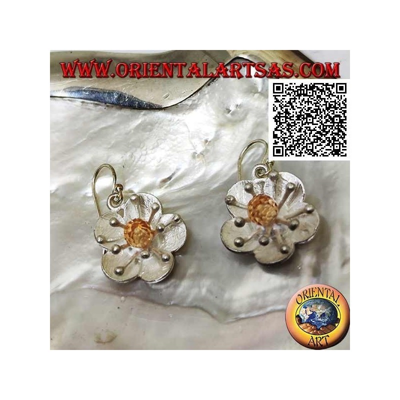 Boucles d'oreilles en argent satiné en forme de fleur avec anémone de mer et zircon citrine central