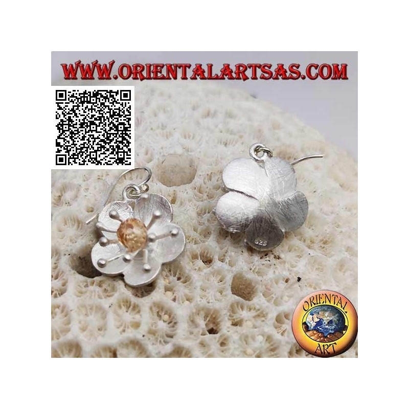 Pendientes de plata satinada en forma de flor con anémona de mar y circonita citrina central