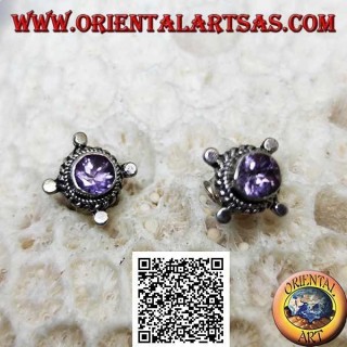 Silberne Ohrringe mit rundem Amethyst, umgeben von Verflechtungen und Scheiben an den Kardinalpunkten