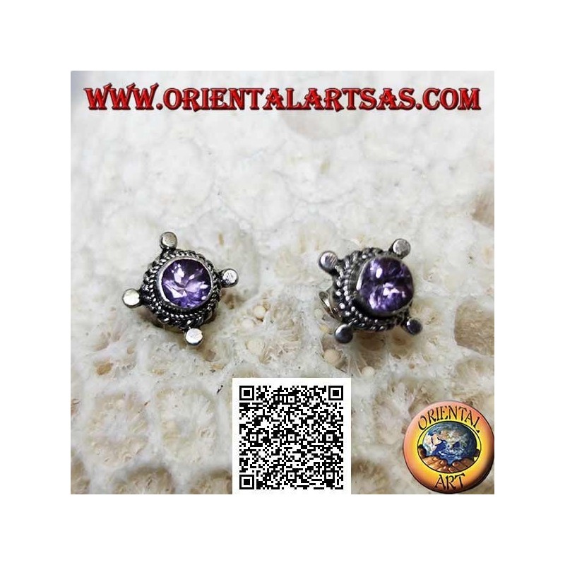 Orecchini in argento con ametista tonda contornata da intreccio e dischetti sui punti cardinali