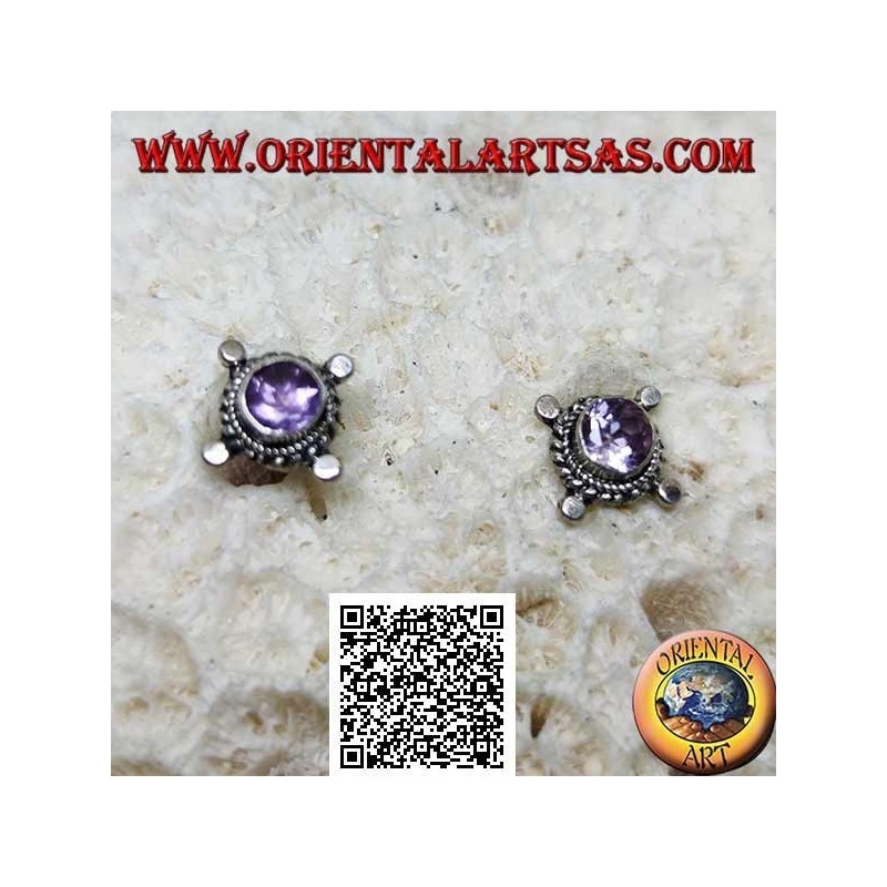 Silberne Ohrringe mit rundem Amethyst, umgeben von Verflechtungen und Scheiben an den Kardinalpunkten
