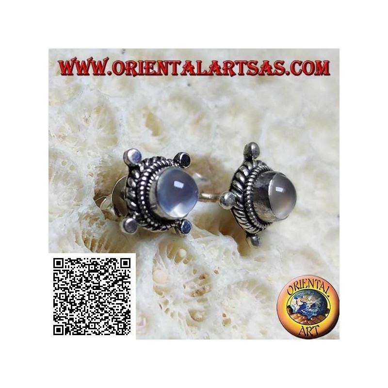 Boucles d'oreilles en argent avec pierre de lune ronde entourées d'entrelacs et de disques sur les points cardinaux