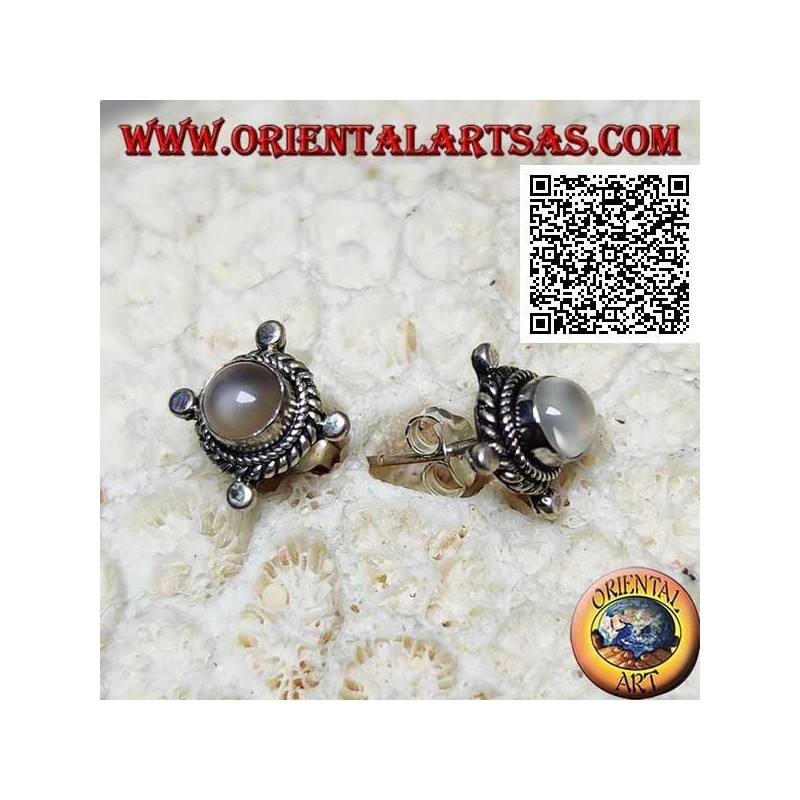 Orecchini in argento con pietra di luna tonda contornata da intreccio e dischetti sui punti cardinali