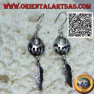 Pendientes de palanca de plata con huella grabada en medalla y colgante de pluma