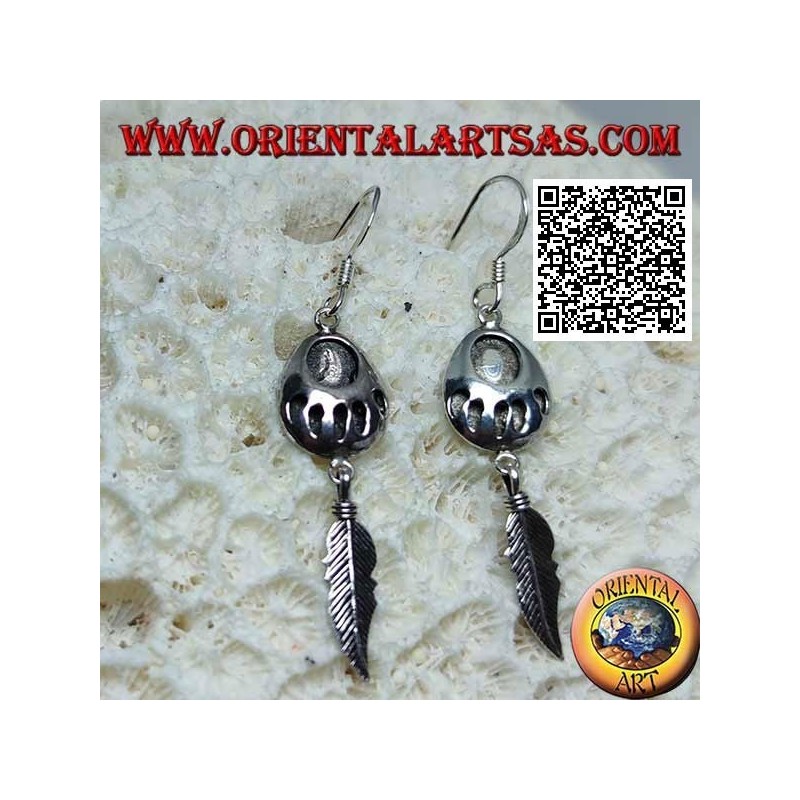 Pendientes de palanca de plata con huella grabada en medalla y colgante de pluma