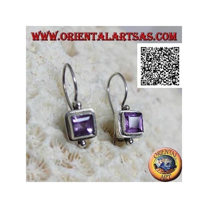 Silberne Ohrringe mit facettiertem quadratischem Amethyst auf glatter Fassung mit Kugel oben und unten
