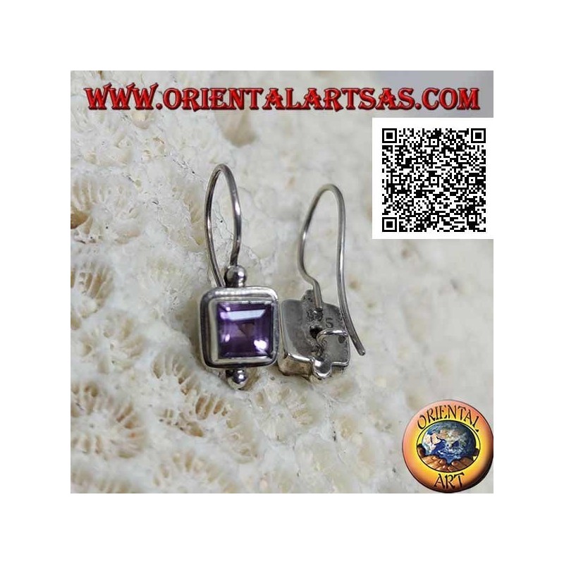 Silberne Ohrringe mit facettiertem quadratischem Amethyst auf glatter Fassung mit Kugel oben und unten
