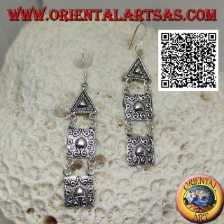 Pendientes de gancho de plata con placas triangulares y cuadradas con decoración en alto relieve