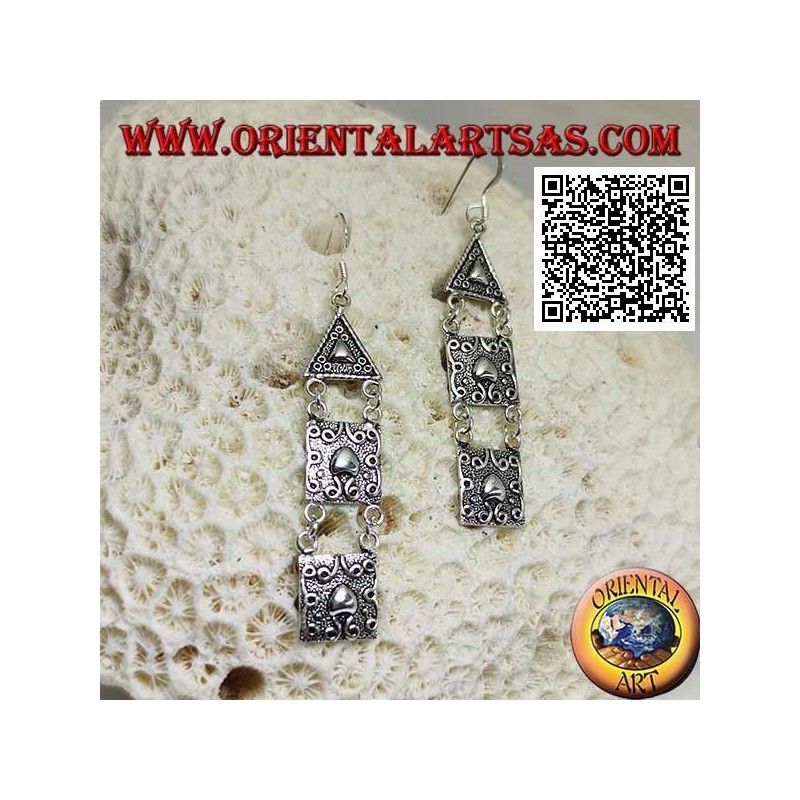 Pendientes de gancho de plata con placas triangulares y cuadradas con decoración en alto relieve