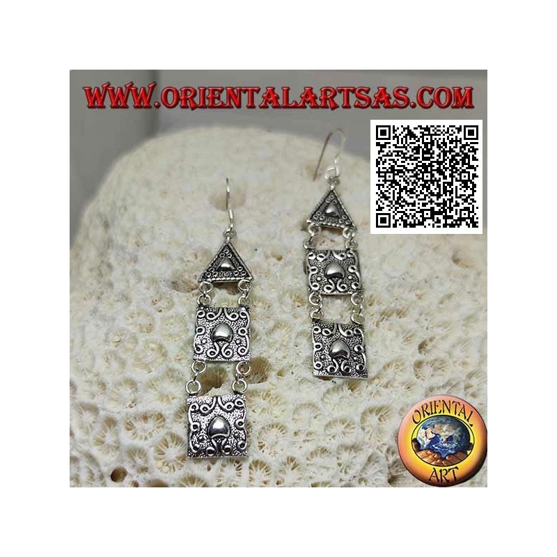 Pendientes de gancho de plata con placas triangulares y cuadradas con decoración en alto relieve
