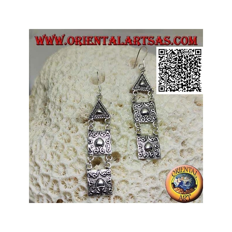 Orecchini in argento a monachella piastrine triangolari e quadrate con decoro in altorilievo