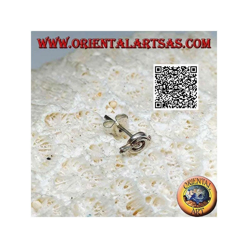 Mini boucle d'oreille en argent, spirale traversée au centre par la flèche