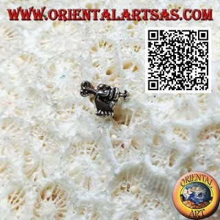 Mini silberner Ohrring, der Pfeil in der Faust