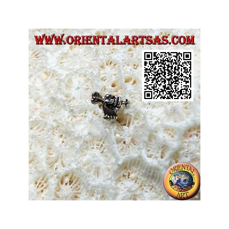 Mini orecchino in argento, la freccetta nel pugno