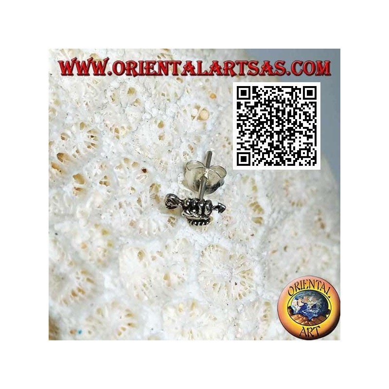 Mini pendiente de plata, el dardo en el puño