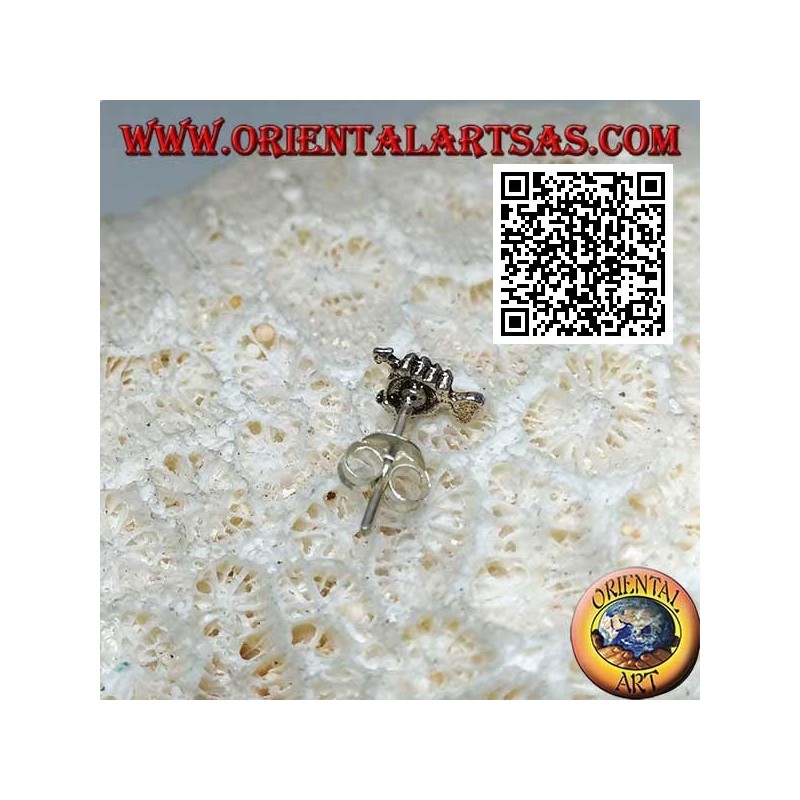 Mini silberner Ohrring, der Pfeil in der Faust