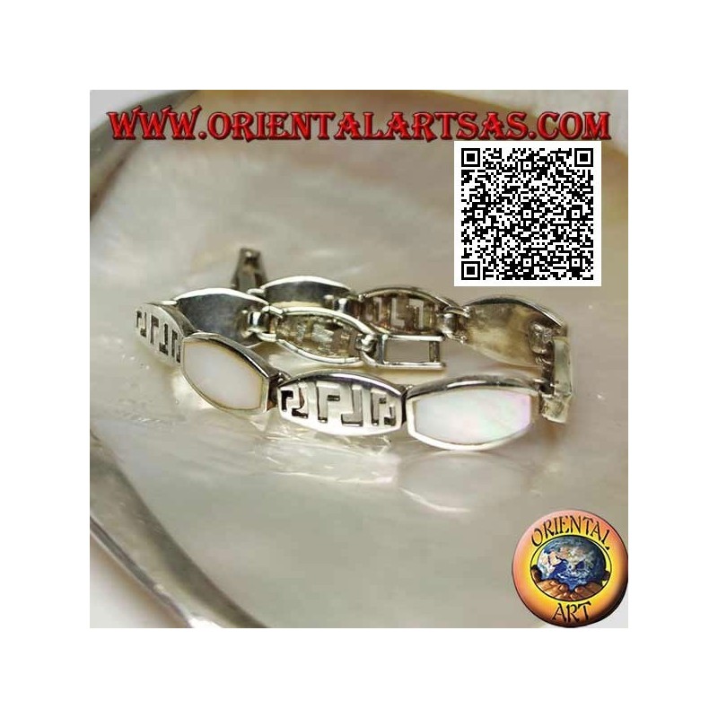 Pulsera de plata con placas rectangulares redondeadas alternadas con hilo de nácar y motivo calado