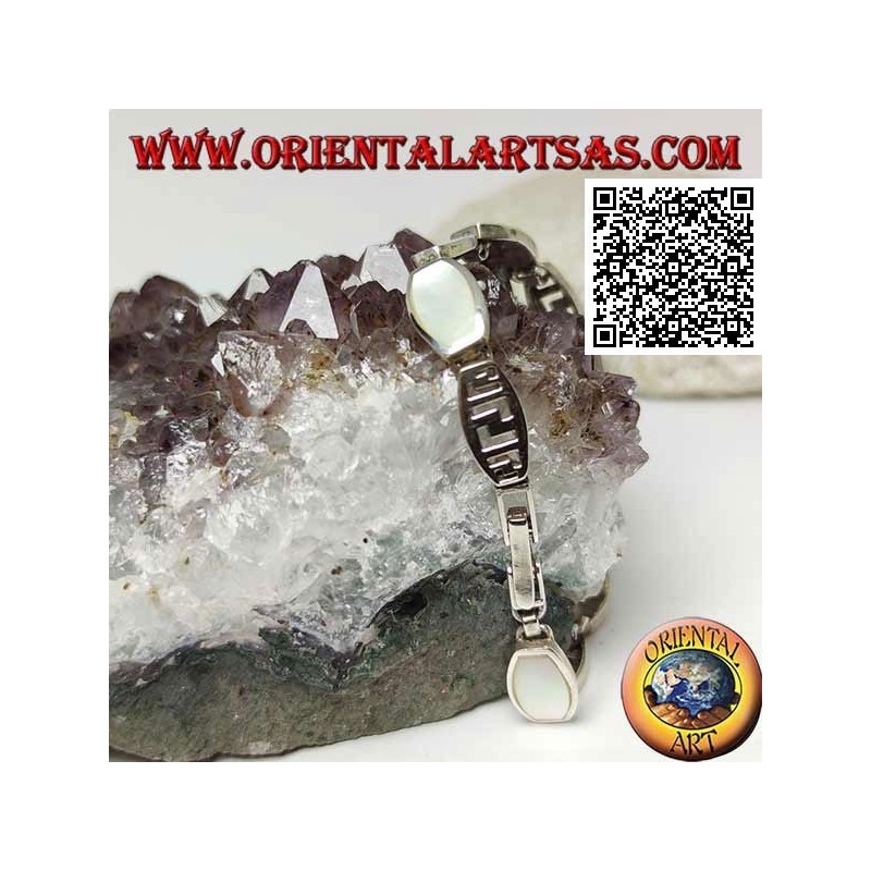 Pulsera de plata con placas rectangulares redondeadas alternadas con hilo de nácar y motivo calado