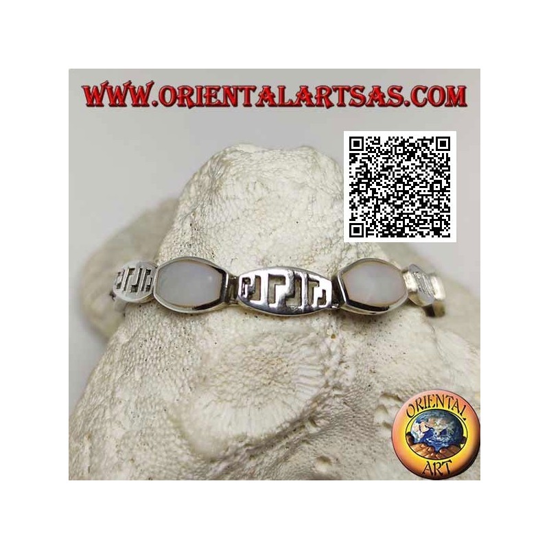 Pulsera de plata con placas rectangulares redondeadas alternadas con hilo de nácar y motivo calado