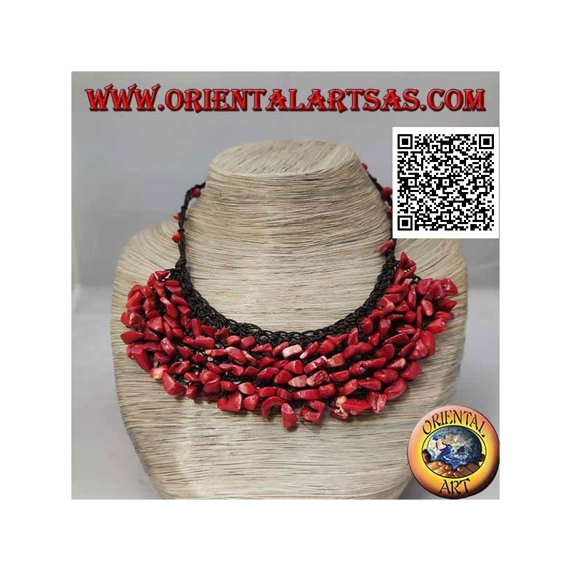 Gargantilla de macramé con cuentas y fragmentos de coral