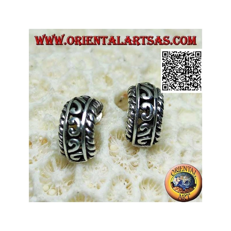 Boucles d'oreilles demi-cercle en argent à décor ajouré et fermoir papillon