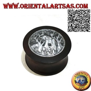 Scatola cilindrica convessa in legno di mogano con placca di alpacca o argentone di un elefante nella foresta 