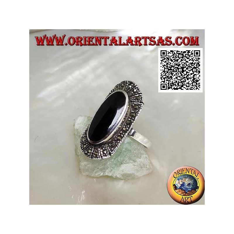 Anello in argento con onice ovale allungata rialzata contornata da marcassite