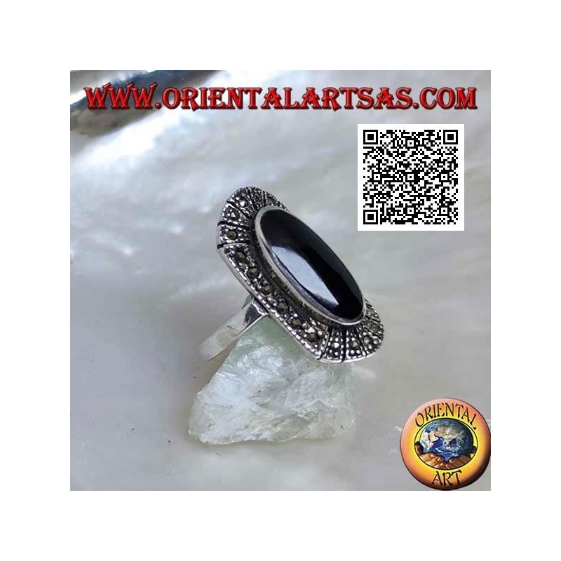 Bague en argent avec onyx ovale allongé en relief entouré de marcassite
