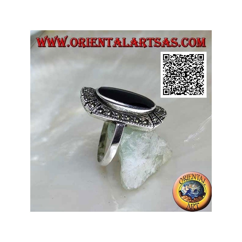 Bague en argent avec onyx ovale allongé en relief entouré de marcassite
