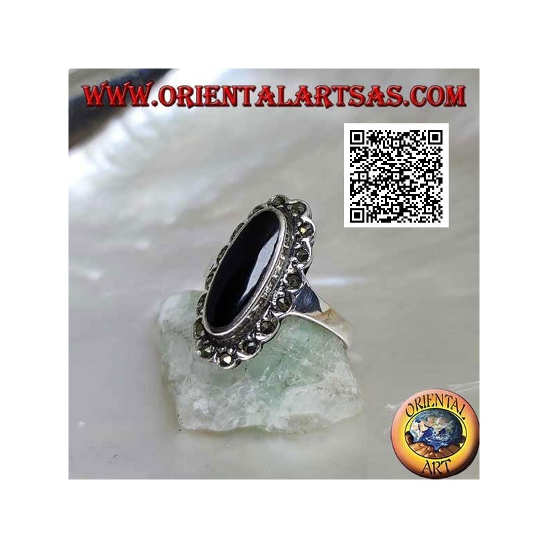 Bague en argent avec onyx ovale allongé avec un cadre nuage en marcassite