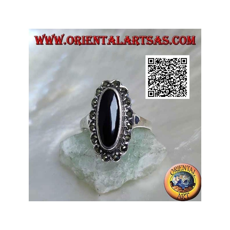 Bague en argent avec onyx ovale allongé avec un cadre nuage en marcassite