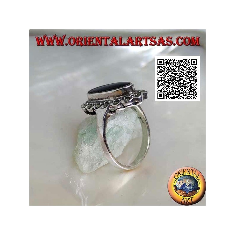 Bague en argent avec onyx ovale allongé avec un cadre nuage en marcassite