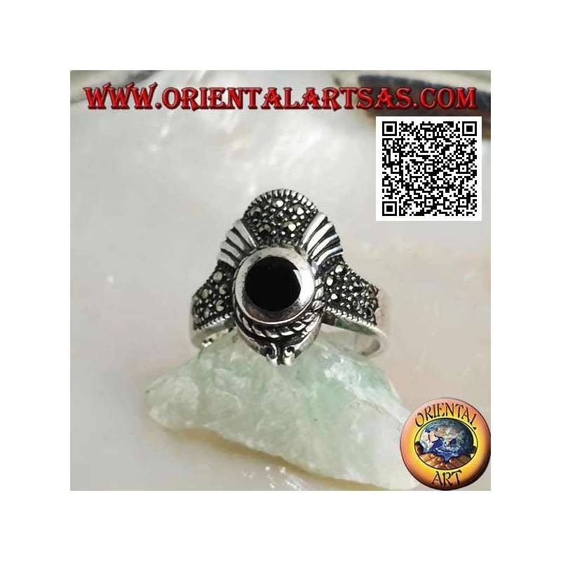 Bague couronne en argent parsemée de marcassite avec onyx rond et décor en forme de V
