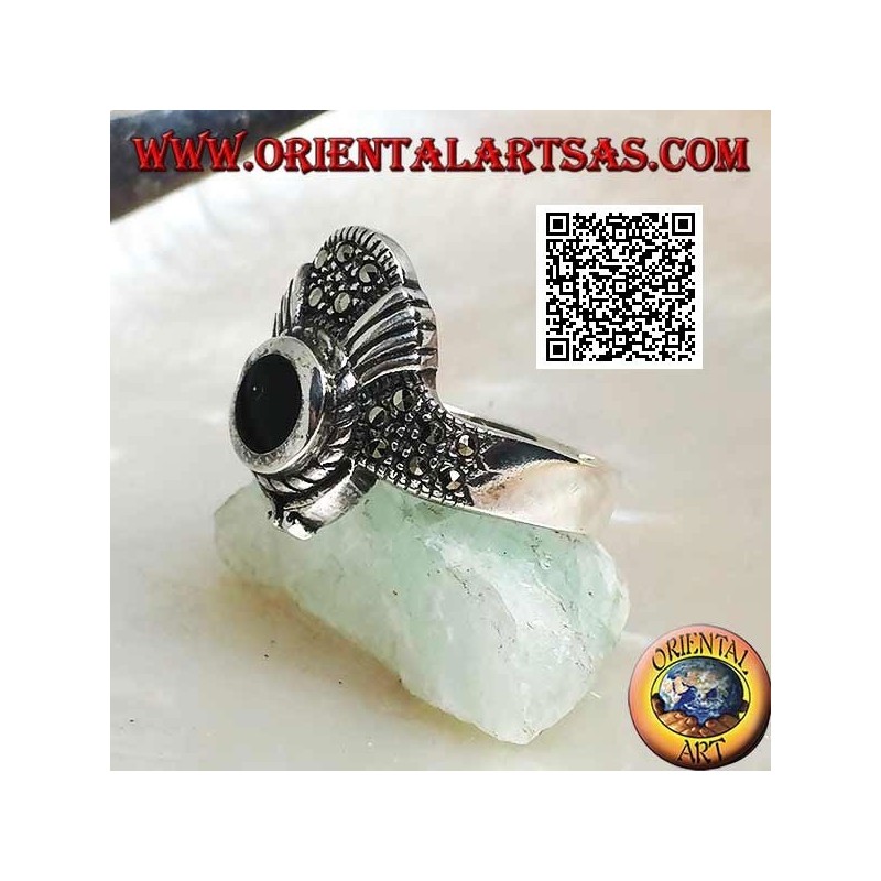 Bague couronne en argent parsemée de marcassite avec onyx rond et décor en forme de V