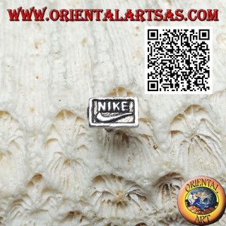 Mini orecchino in argento, simbolo sportivo con scritta "Nike"