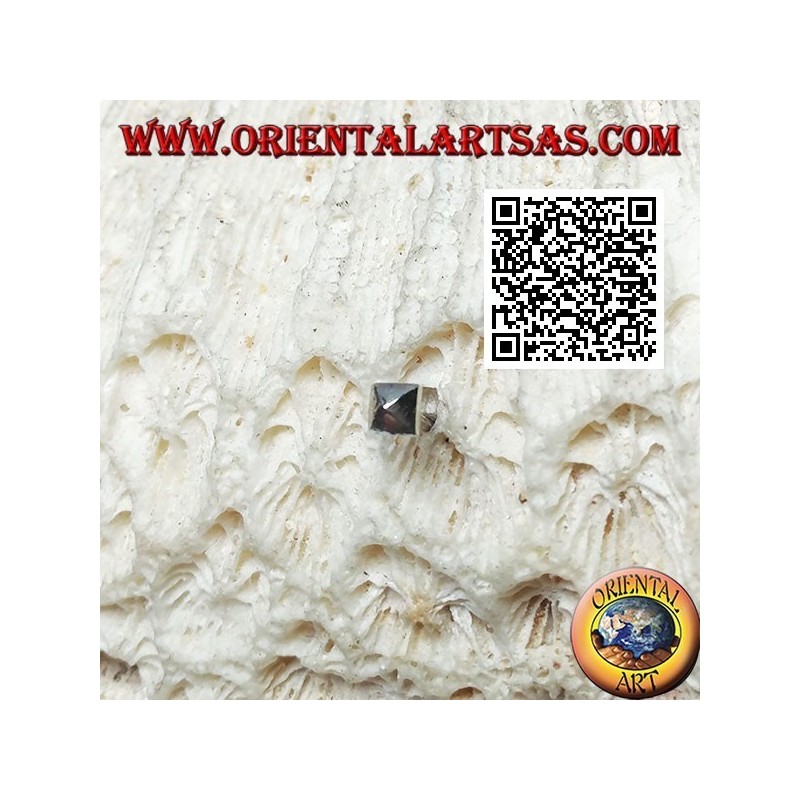 Mini Ohrring / Nasenpunkt in Silber, die kleine Pyramide