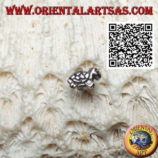 Boucle d'oreille mini en argent, la tortue de profil