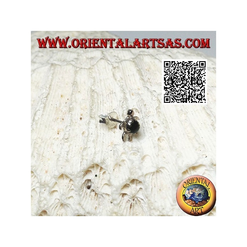 Mini orecchino in argento, la tartaruga marina con il guscio verde