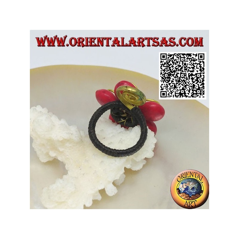 Anello regolabile a fiore in pasta di corallo e centro turchese con fiore e spirale in ottone dorato rivestito (macramè)