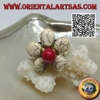 Verstellbarer Blumenring aus Howlitpaste und Korallenmitte aus vergoldetem Messing (Makramee)