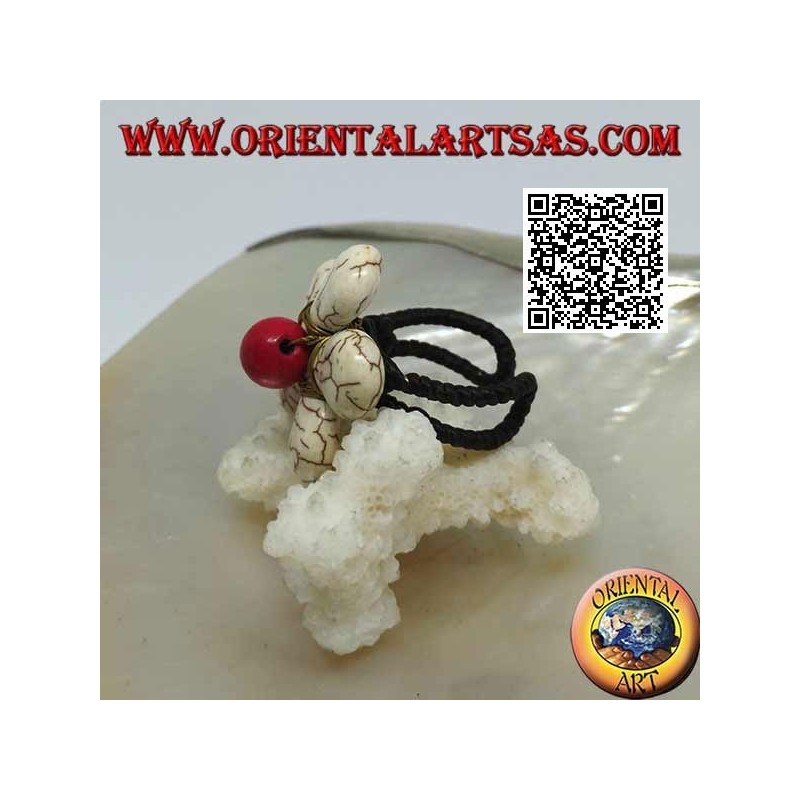 Adjustable flower ring in howlite paste and coral center in gold-plated brass (macramé)