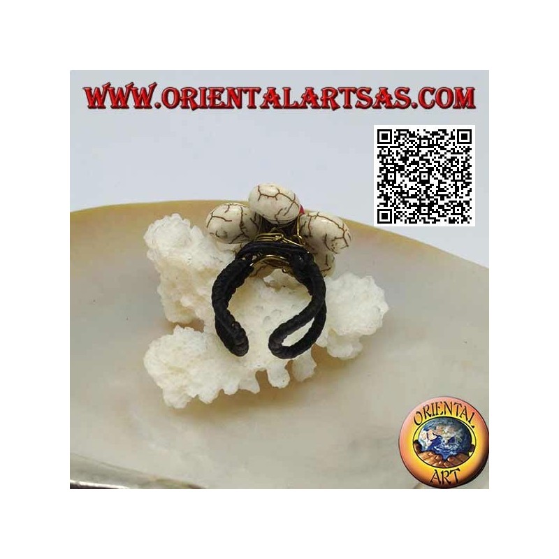 Adjustable flower ring in howlite paste and coral center in gold-plated brass (macramé)