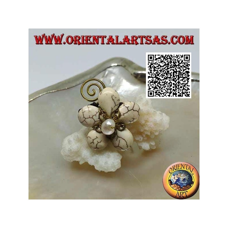 Anello regolabile a fiore in pasta di howlite e centro madreperla con spirale in ottone dorato rivestito (macramè)