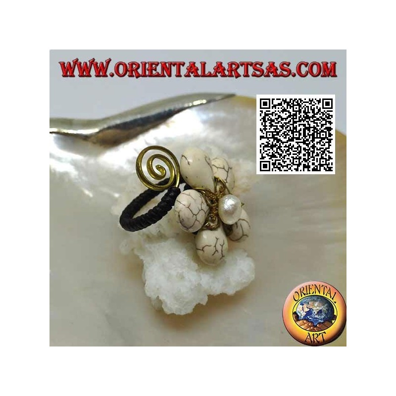 Anello regolabile a fiore in pasta di howlite e centro madreperla con spirale in ottone dorato rivestito (macramè)