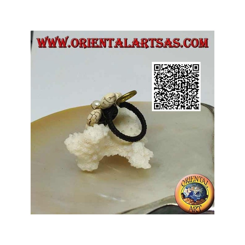Anello regolabile a fiore in pasta di howlite e centro madreperla con spirale in ottone dorato rivestito (macramè)