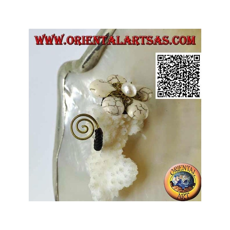 Anello regolabile a fiore in pasta di howlite e centro madreperla con spirale in ottone dorato rivestito (macramè)