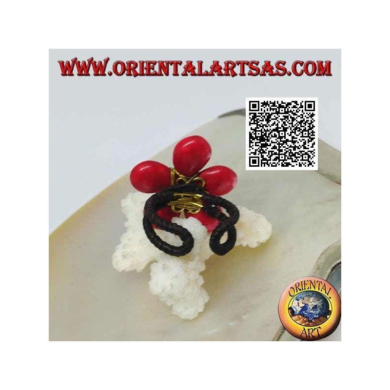 Anillo ajustable en forma de flor en pasta de coral y centro turquesa en latón dorado (macramé)